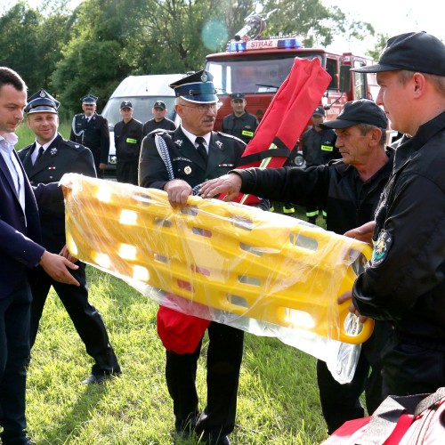 Przekazanie sprzętu dla Ochotniczych Straży Pożarnych
